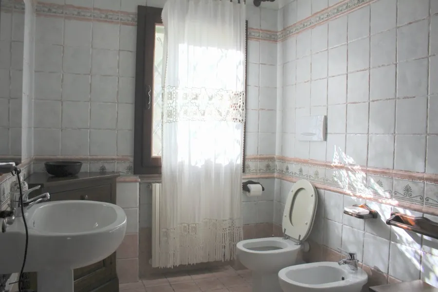 Bagno 1 — piastrelle dipinte a mano, vasca, doccia