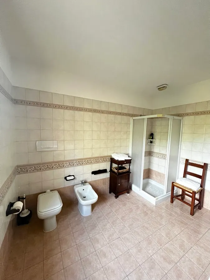 Bagno 2 — ampio bagno con doccia e bidet