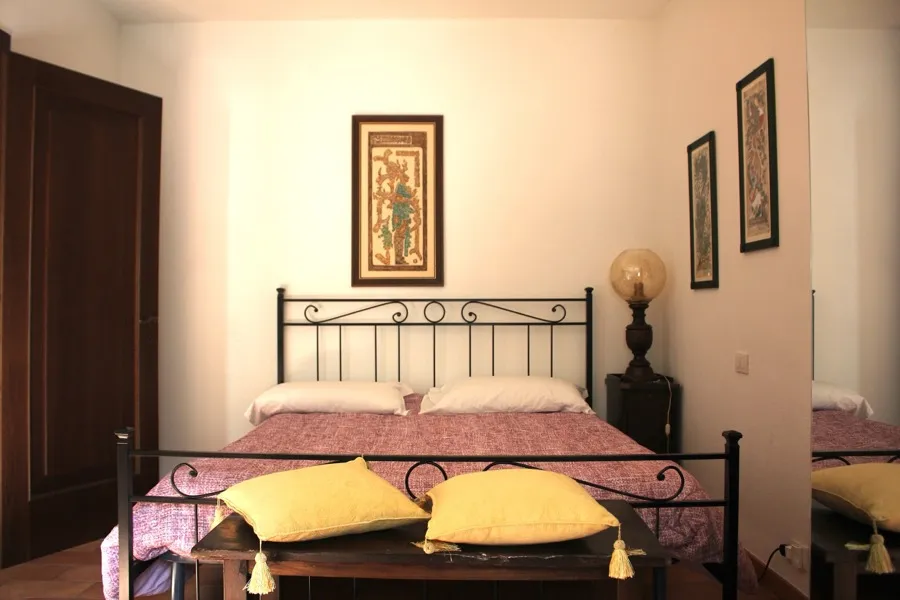 Camera Egitto — letto in ferro battuto con arte egiziana