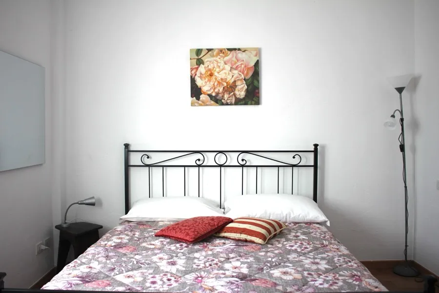 Camera Fiori — letto matrimoniale con decorazioni floreali