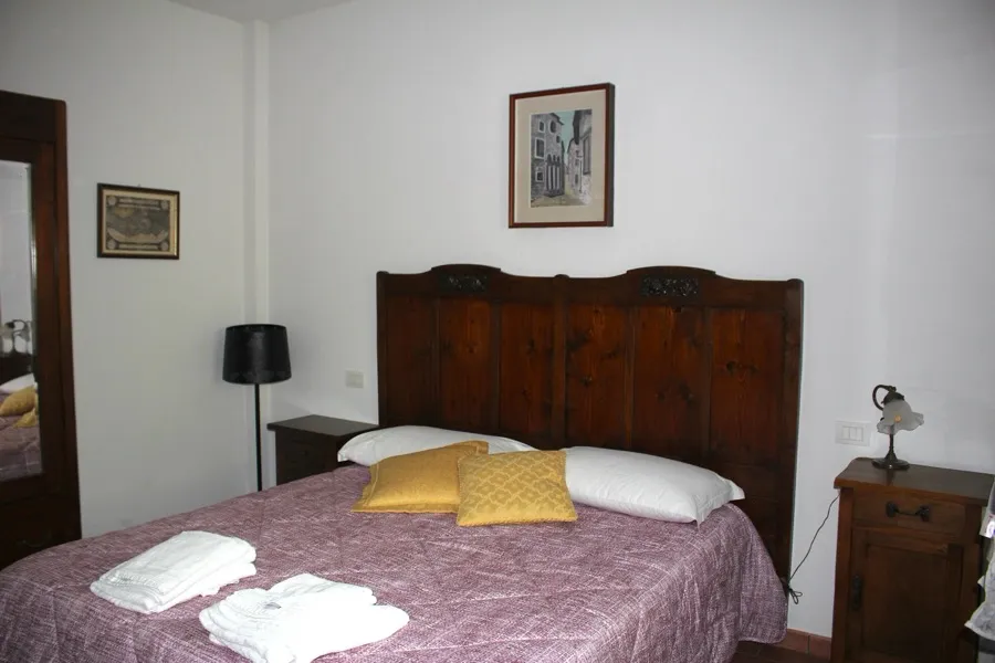 Camera Urbino — testiera in legno massello intagliato