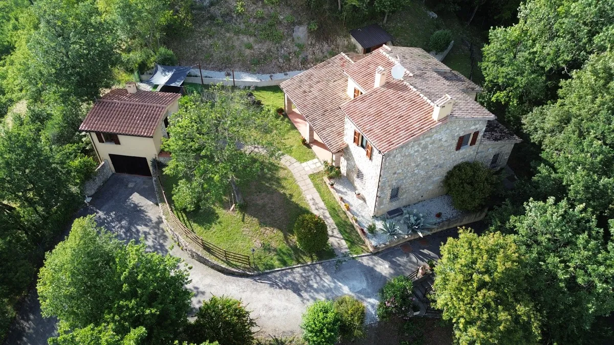 Villa Le Venezie — vista aerea della proprietà immersa nel verde