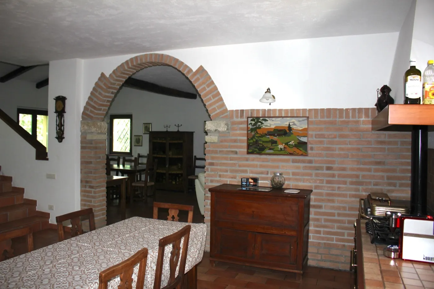 Cucina e sala da pranzo con arco in mattoni — Villa Le Venezie