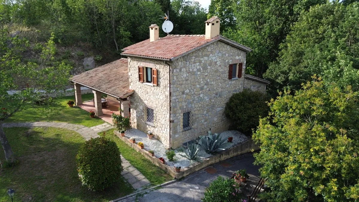 Villa Le Venezie — vista esterna con pietra naturale